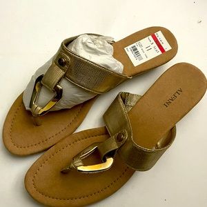 Anfani Sandals